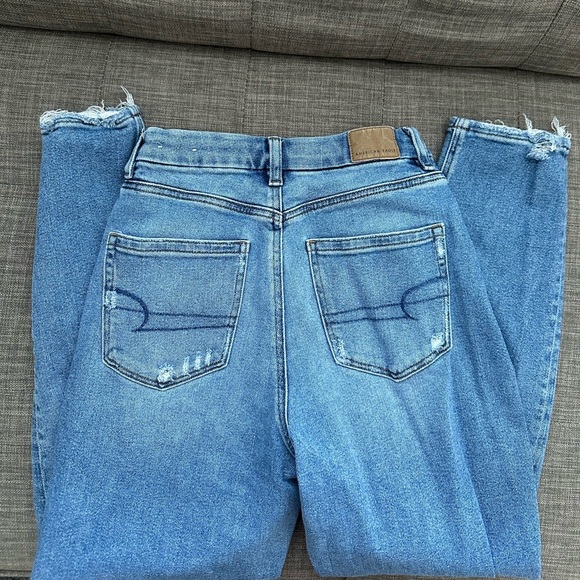 American Eagle Outfitters Medium Wash Distressed Curvy Mom Jeans - Picture 8 of 10